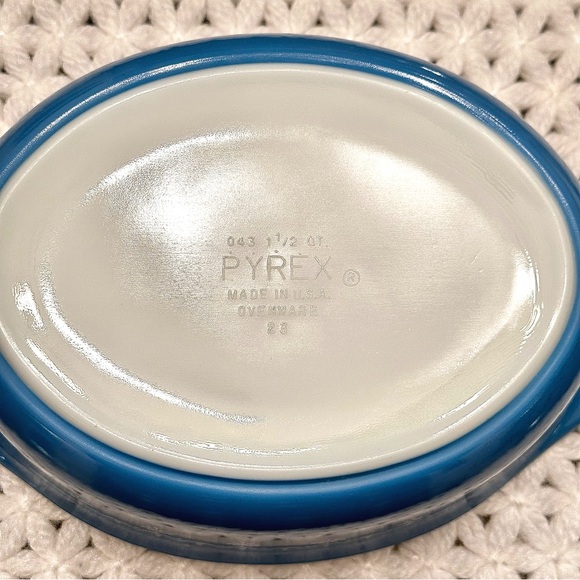 Vintage Pyrex Snowflake Blue 1.5 Quart Casserole Dish With Lid - Picture 5 of 7
